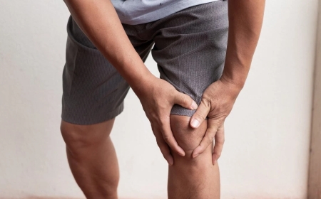Sudden Knee Weakness? Learn the Signs, Causes & How to Treat It