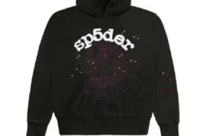 Dare to Be Different – Black Spider Hoodie